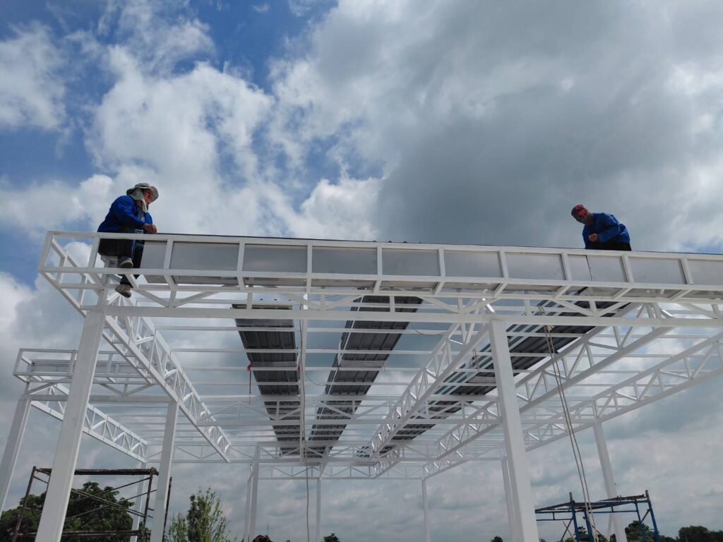 ทีมช่างติดตั้งบนโครงหลังคา — Phunnara Steel
